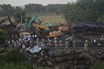 Индия. Скорбный счет жертв железнодорожной катастрофы растет